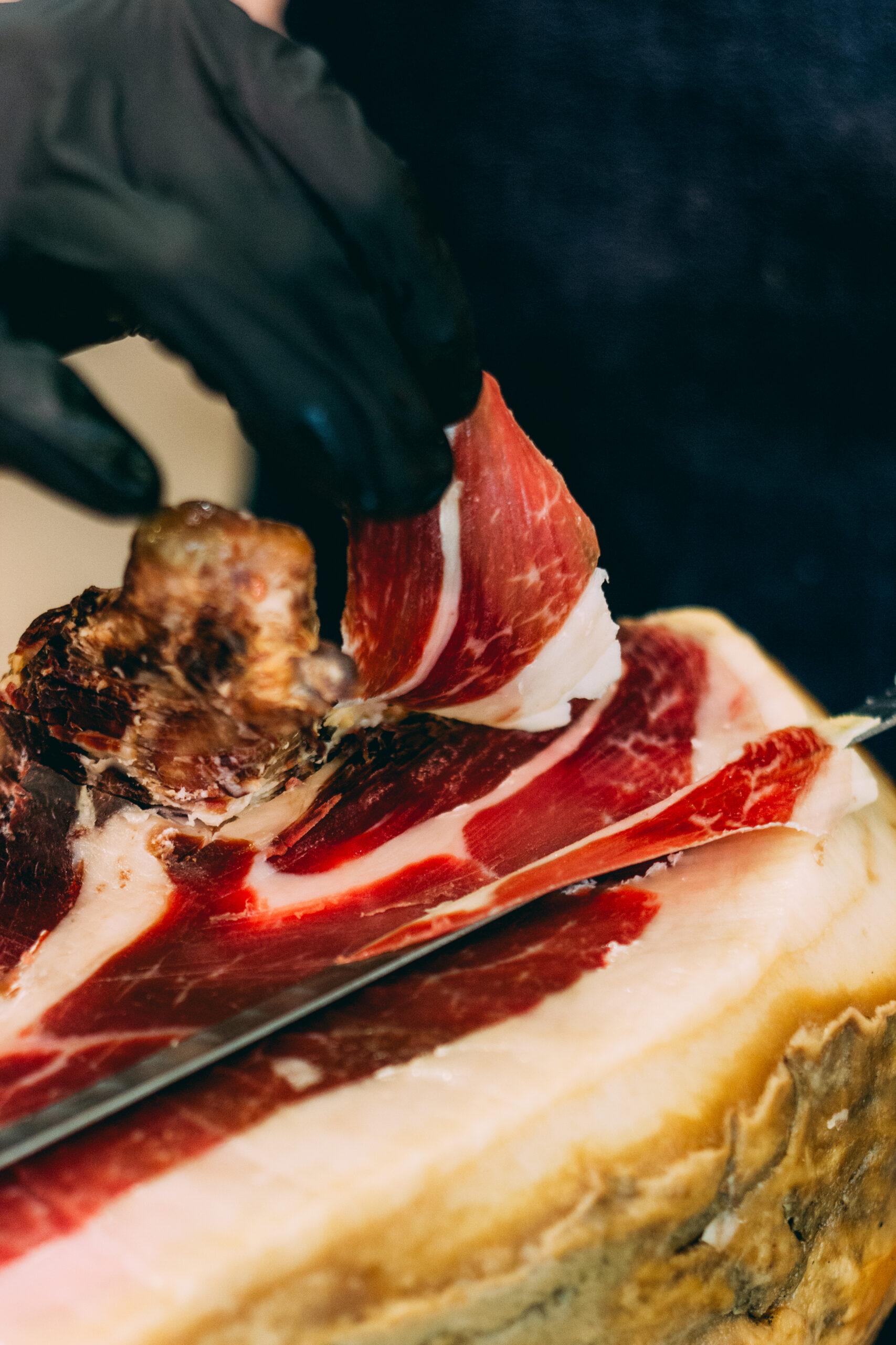 Cómo cortar un jamón ibérico paso a paso