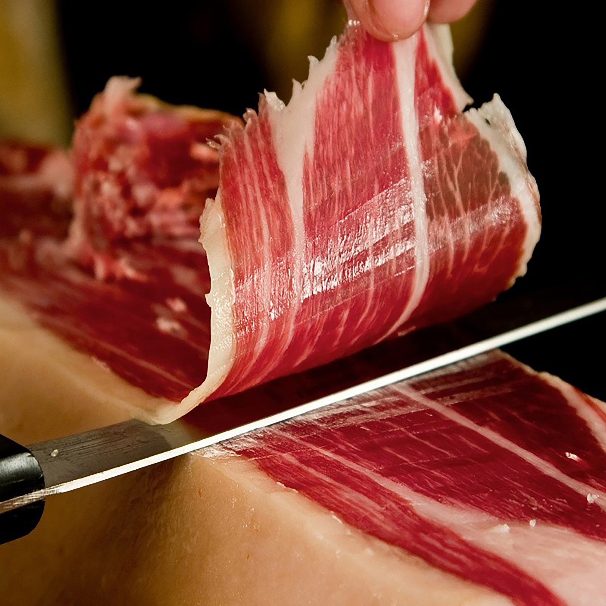 El precio del jamón ibérico está determinado por una combinación de factores que incluyen la genética y alimentación del cerdo, el tiempo de curación, la denominación de origen y las dinámicas del mercado.